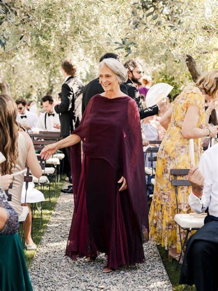 Does mother of the bride wear wedding colors?