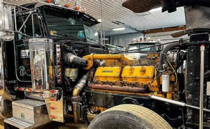 What engine does a Peterbilt use?